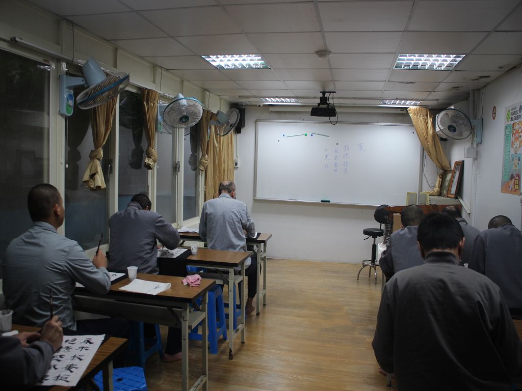 同學參加書法比賽，以「永不放棄、拒絕誘惑、祇要堅持必所成」等15字為題
