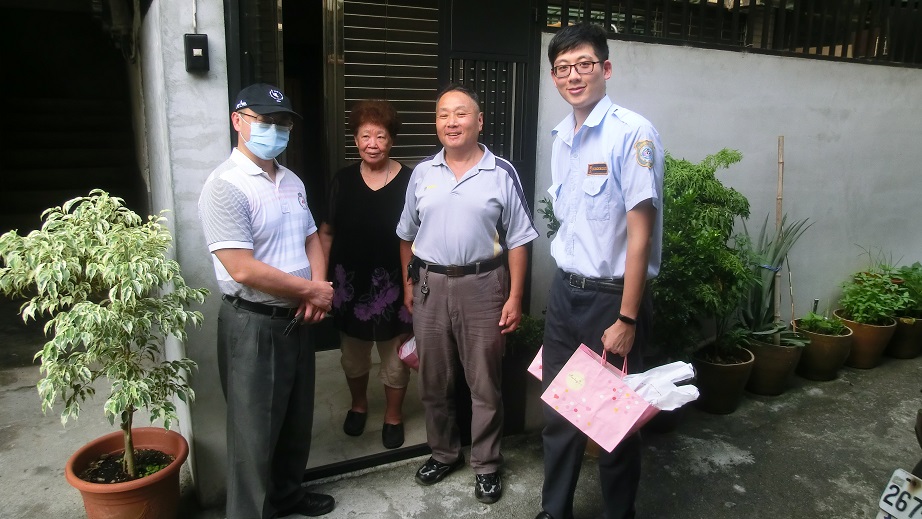 Visited people's homes in Qinghanli, a neighboring community, cared about their living conditions, and gave them a lunch box.