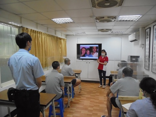 藉由基隆市生命線協會人員講授及分享，幫助收容人做好心理調適及準備。